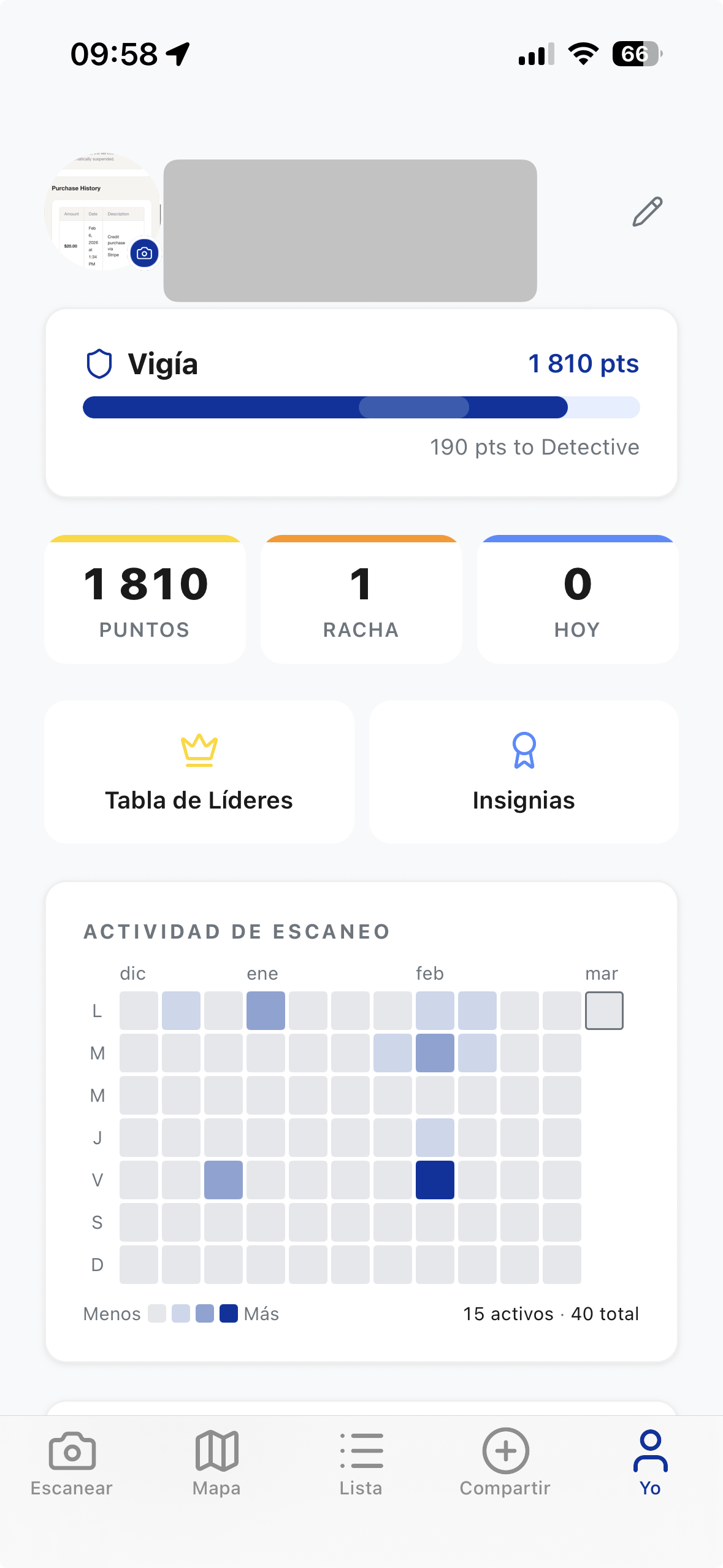 Captura de pantalla del perfil de usuario mostrando el sistema de gamificacion con nivel Vigia, 1810 puntos, racha de 1 dia, tabla de lideres, insignias y el mapa de actividad de escaneo